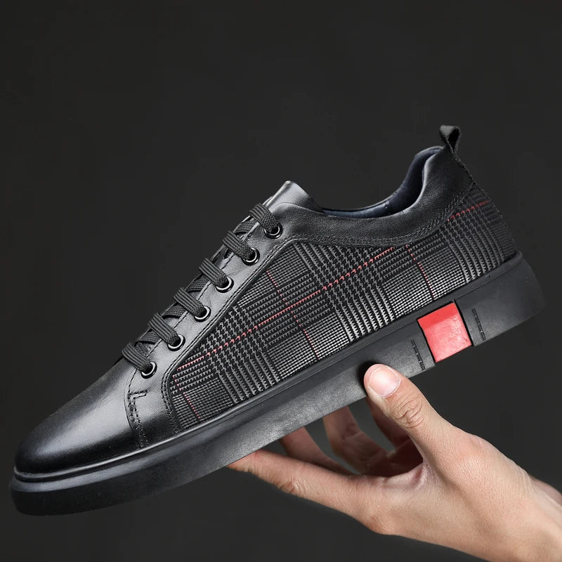"Elegante schwarze Herren Sneaker aus Leder, mit flexibler Gummisohle, ideal für Alltag und formelle Anlässe."