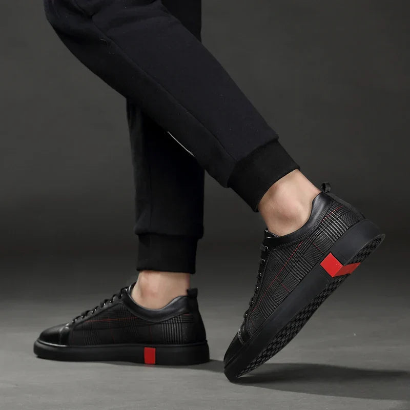 "Elegante schwarze Herren Sneaker aus Leder, mit flexibler Gummisohle, ideal für Alltag und formelle Anlässe."