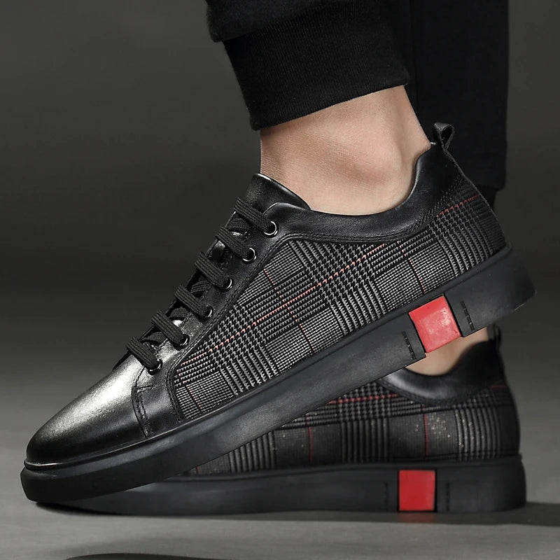 "Elegante schwarze Herren Sneaker aus Leder, mit flexibler Gummisohle, ideal für Alltag und formelle Anlässe."