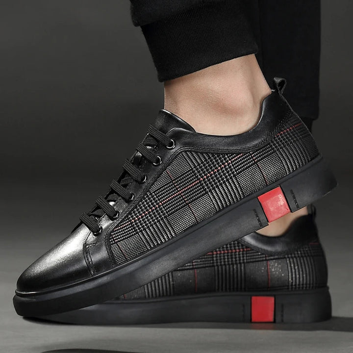 "Elegante schwarze Herren Sneaker aus Leder, mit flexibler Gummisohle, ideal für Alltag und formelle Anlässe."