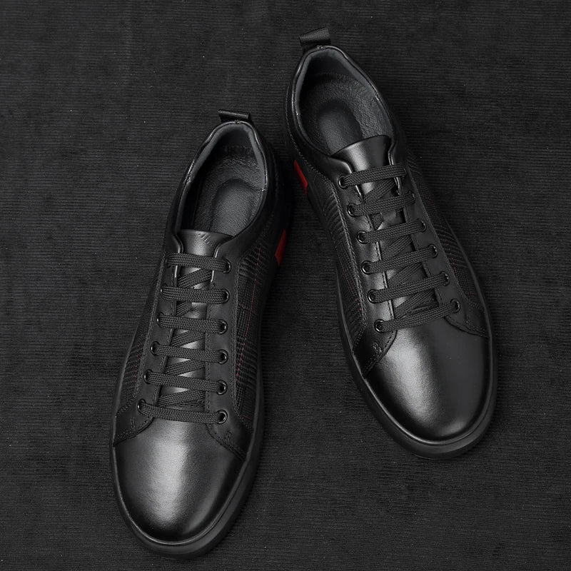 "Elegante schwarze Herren Sneaker aus Leder, mit flexibler Gummisohle, ideal für Alltag und formelle Anlässe."