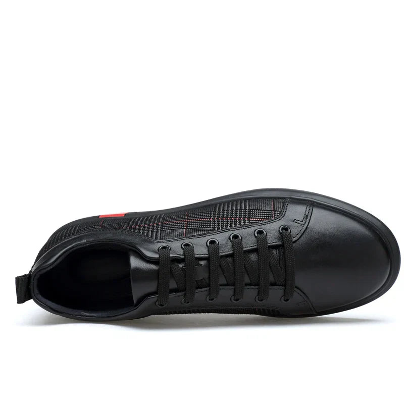 "Elegante schwarze Herren Sneaker aus Leder, mit flexibler Gummisohle, ideal für Alltag und formelle Anlässe."