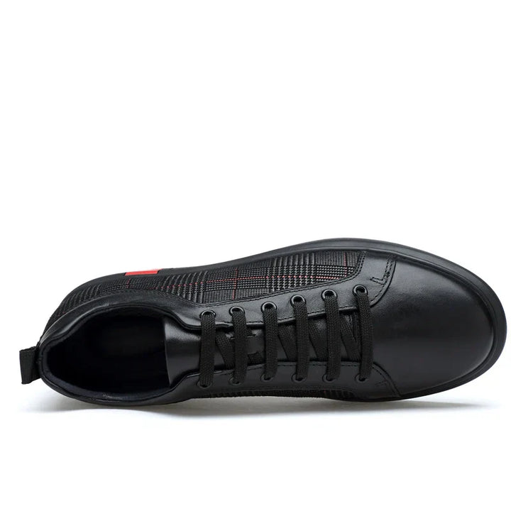 "Elegante schwarze Herren Sneaker aus Leder, mit flexibler Gummisohle, ideal für Alltag und formelle Anlässe."