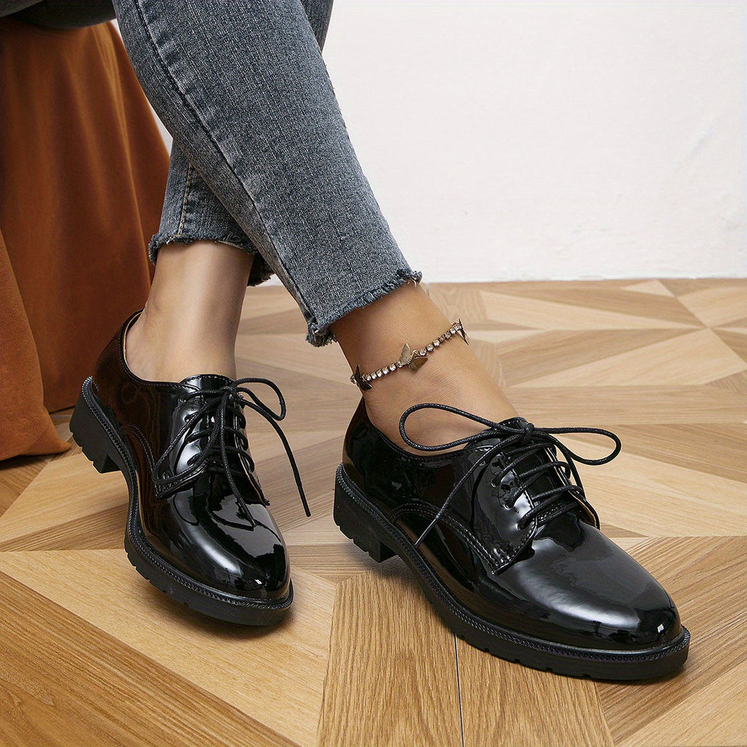 "Elegante schwarze orthopädische Damenschnürschuhe, ergonomisches Design, rutschfeste Sohle, vielseitig einsetzbar."