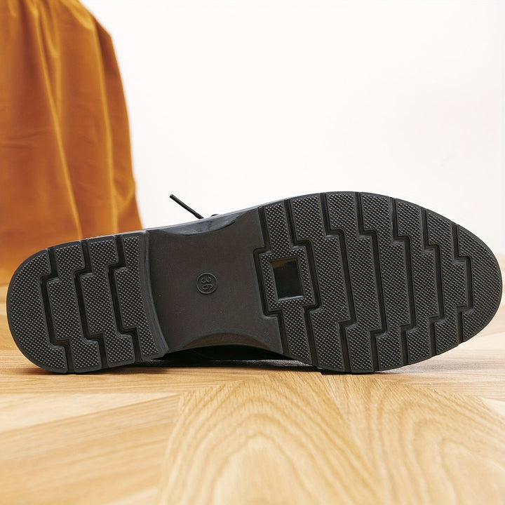 "Elegante schwarze orthopädische Damenschnürschuhe, ergonomisches Design, rutschfeste Sohle, vielseitig einsetzbar."
