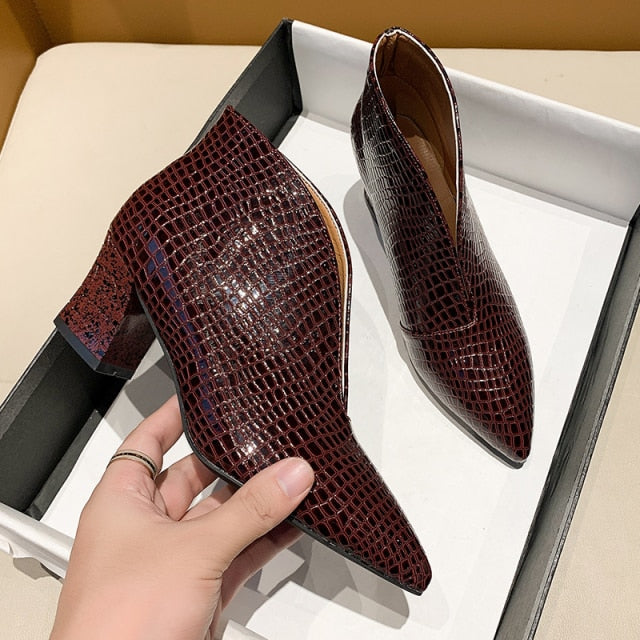 Elegante Stiefeletten in Krokodiloptik mit hohem Absatz, Burgunderfarbe, knöchelhoch, stilvoll für besondere Anlässe.