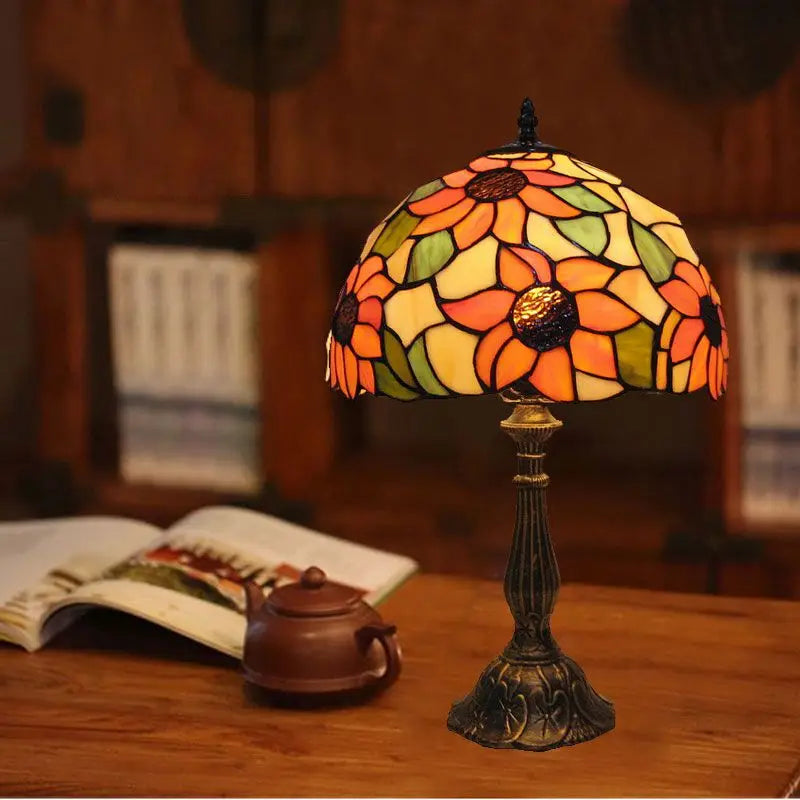 "Elegante Tiffany Schreibtischlampe mit mediterranen Mustern, flexibler Schwanenhals, antike Ausstrahlung für Wohnräume."