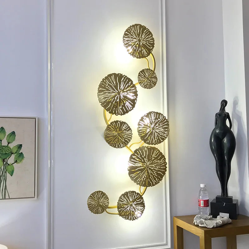 "Elegante Wandleuchte aus Kupfer mit goldener Lotusblatt-Fassade für stilvolle Wohnraumbeleuchtung und warmes Ambiente."
