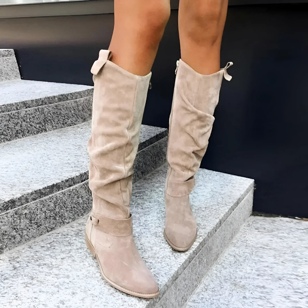Elegante Wildleder-Damenstiefel mit rutschfester Sohle, ideal für kühle Tage. Perfekt für stilvolle und sichere Schritte.