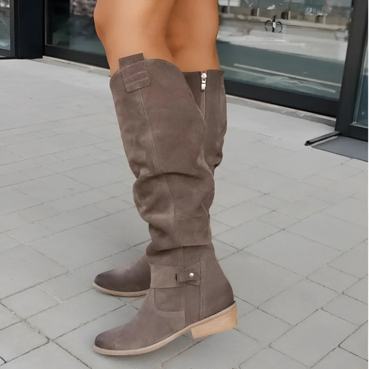 Elegante Wildleder-Damenstiefel mit rutschfester Sohle, ideal für kühle Tage. Perfekt für stilvolle und sichere Schritte.