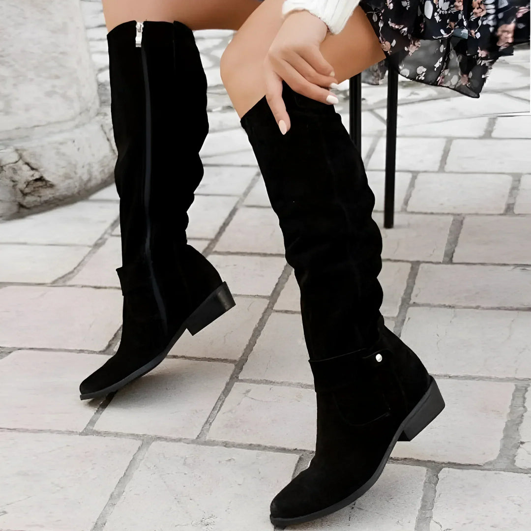 Elegante Wildleder-Damenstiefel mit rutschfester Sohle, ideal für kühle Tage. Perfekt für stilvolle und sichere Schritte.