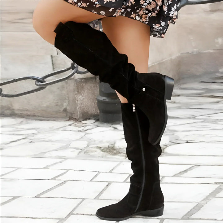 Elegante Wildleder-Damenstiefel mit rutschfester Sohle, ideal für kühle Tage. Perfekt für stilvolle und sichere Schritte.