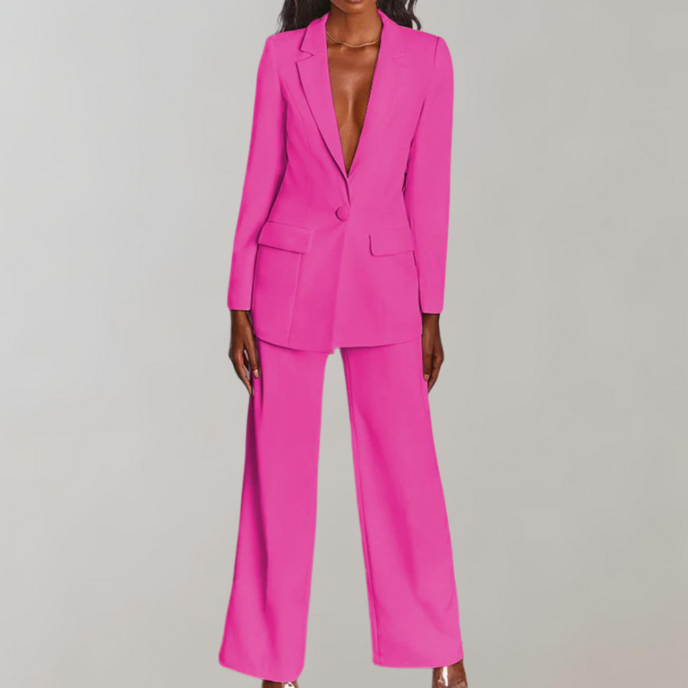 Frau in pinkem Blazer und Hose, eleganter Anzug, Damenmode, Business-Outfit, stilvoll.