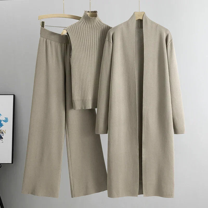 "Eleganter 3-teiliger Damenanzug in Beige, hochwertiger Stoff, schmeichelnder Schnitt für festliche Anlässe oder Alltag"