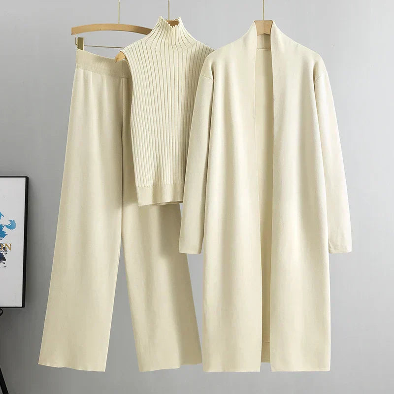 "Eleganter 3-teiliger Damenanzug in Beige, hochwertiger Stoff, schmeichelnder Schnitt für festliche Anlässe oder Alltag"