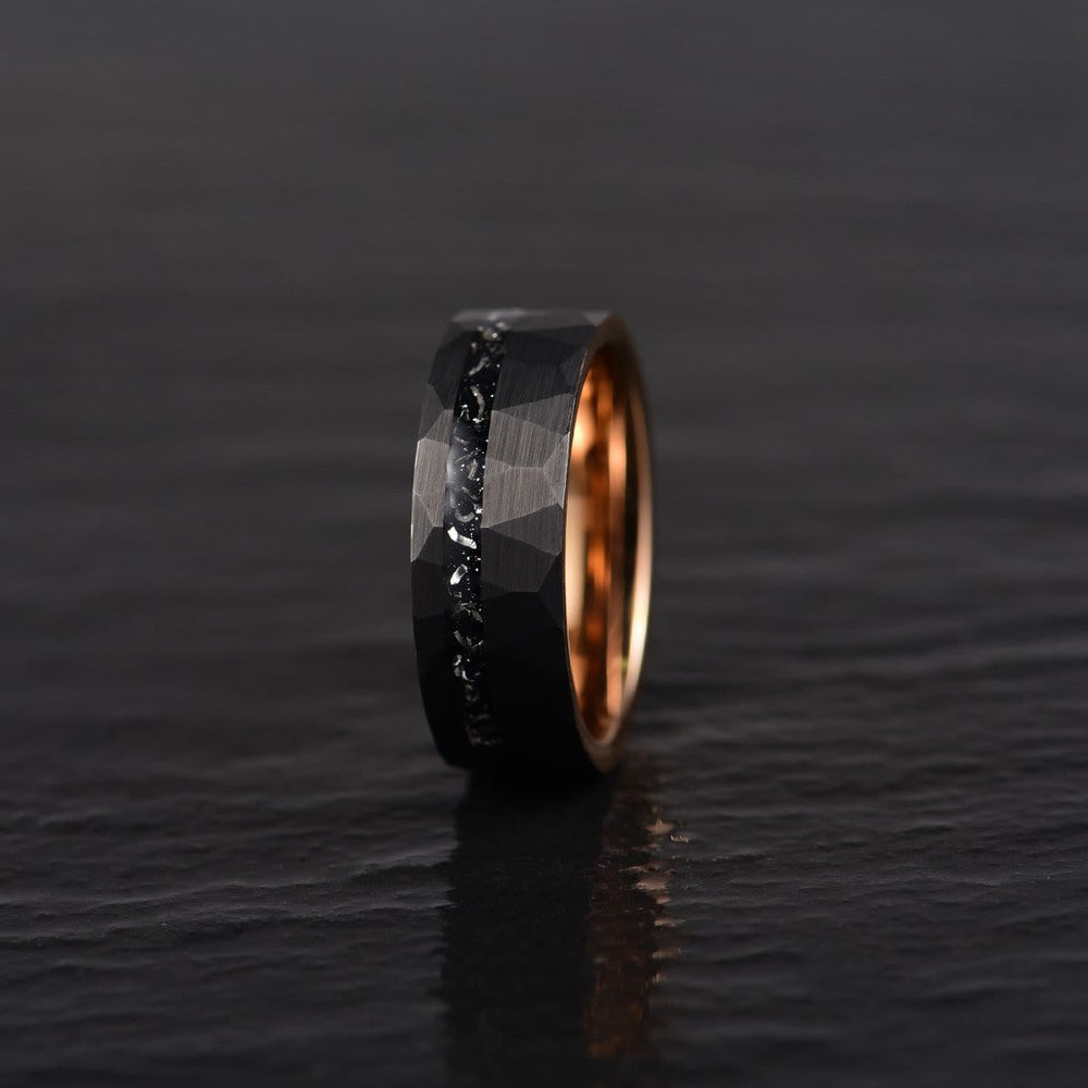 Eleganter 8mm Ring aus Wolframkarbid mit schwarzem Turmalin, robust und stilvoll, ideal für den modernen Mann.