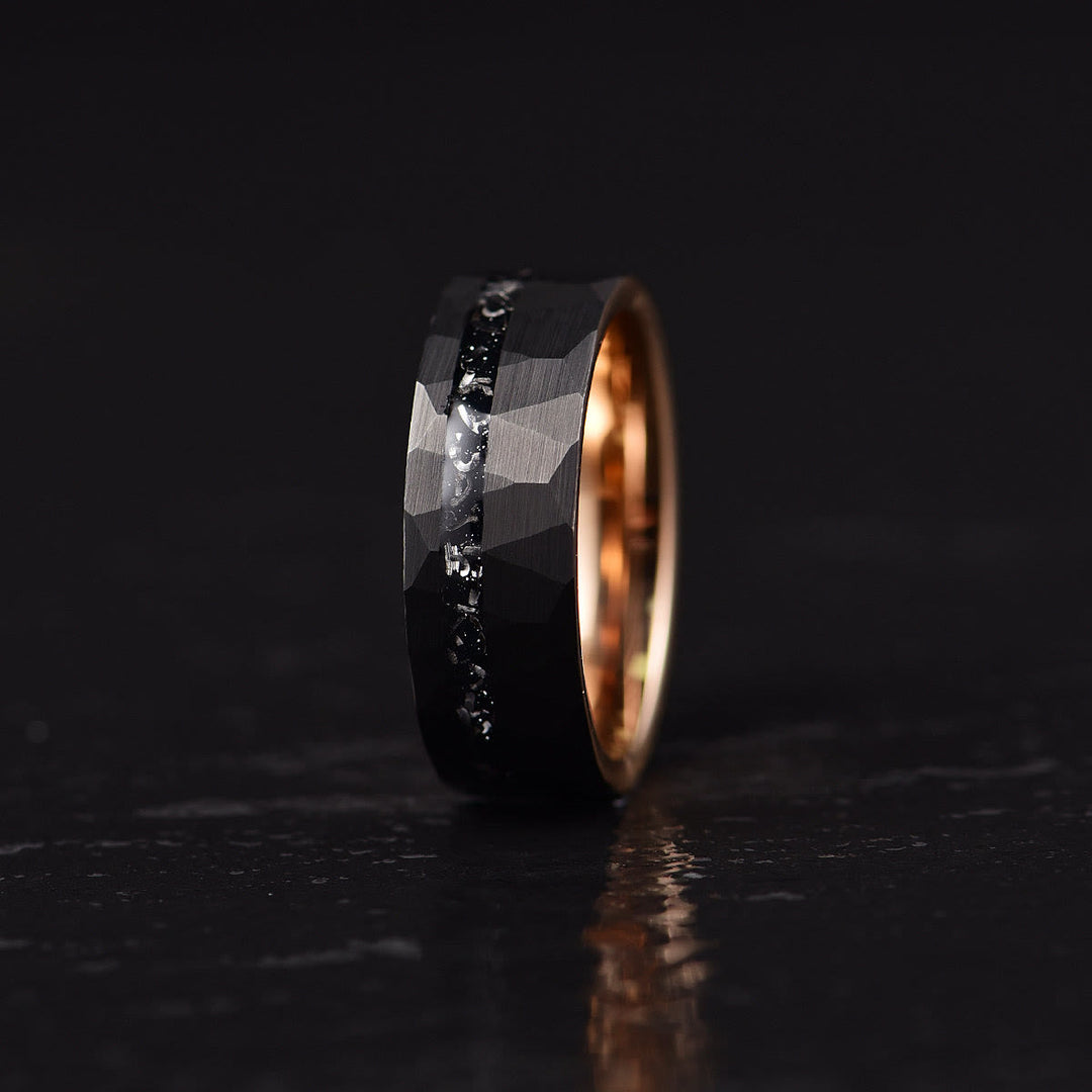 Eleganter 8mm Ring aus Wolframkarbid mit schwarzem Turmalin, robust und stilvoll, ideal für den modernen Mann.