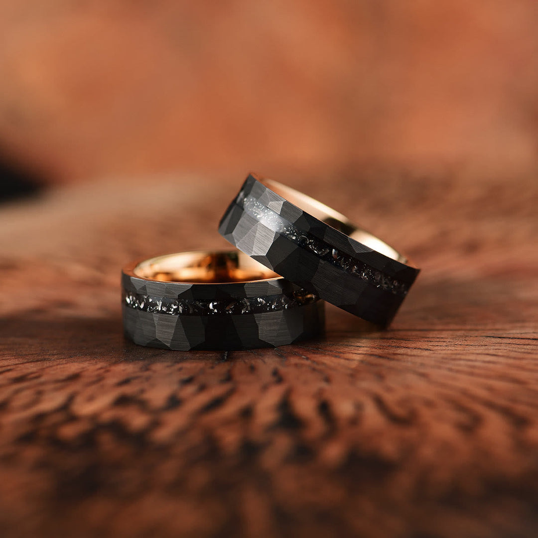 Eleganter 8mm Ring aus Wolframkarbid mit schwarzem Turmalin, robust und stilvoll, ideal für den modernen Mann.