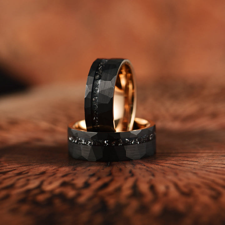 Eleganter 8mm Ring aus Wolframkarbid mit schwarzem Turmalin, robust und stilvoll, ideal für den modernen Mann.