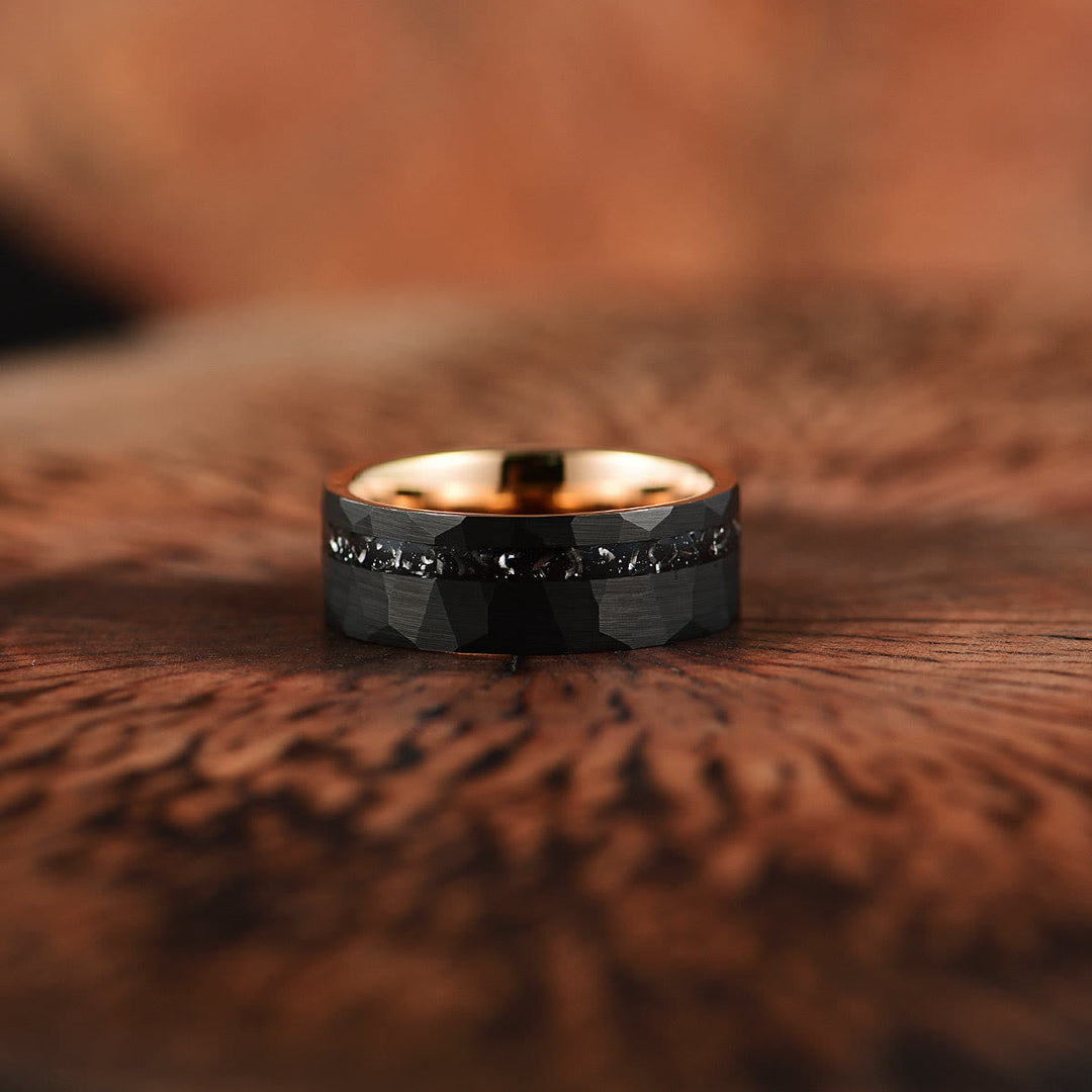 Eleganter 8mm Ring aus Wolframkarbid mit schwarzem Turmalin, robust und stilvoll, ideal für den modernen Mann.