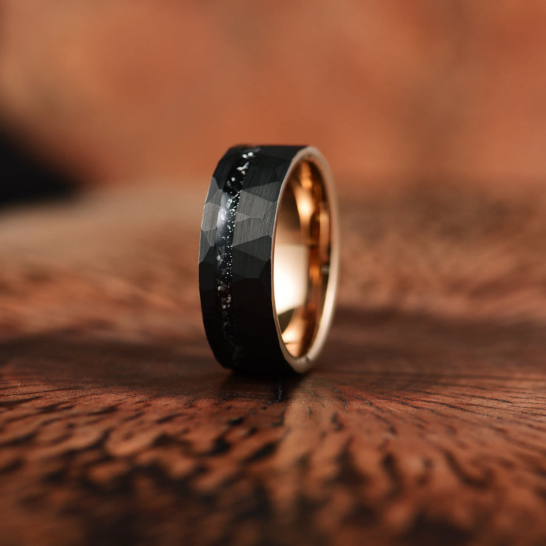 Eleganter 8mm Ring aus Wolframkarbid mit schwarzem Turmalin, robust und stilvoll, ideal für den modernen Mann.