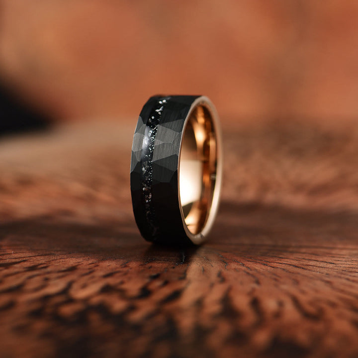 Eleganter 8mm Ring aus Wolframkarbid mit schwarzem Turmalin, robust und stilvoll, ideal für den modernen Mann.