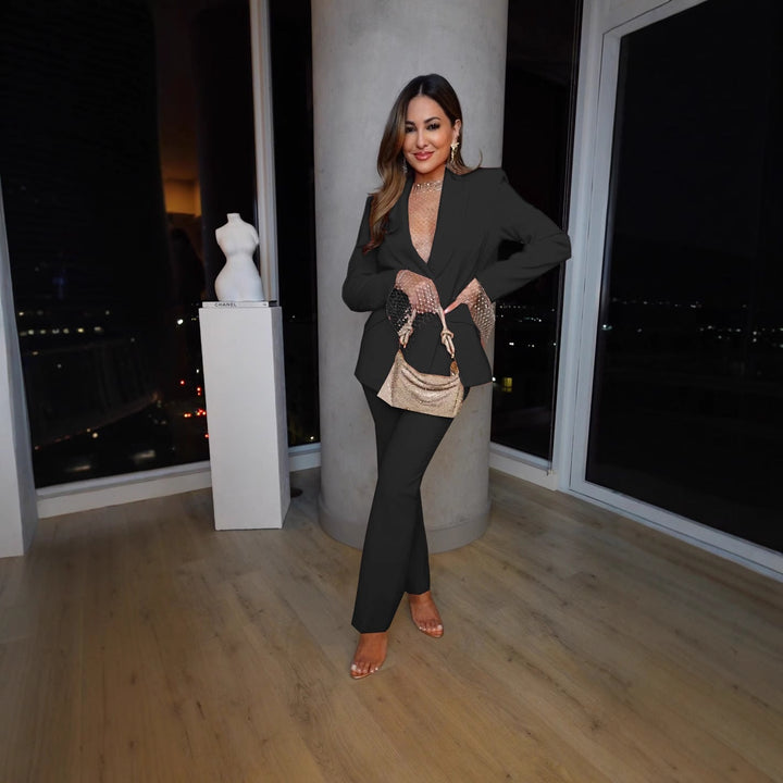 Eleganter Damen Blazer-Hosenanzug in Grau für Business-Look, mit tailliertem Schnitt und hochwertigen Stoffen.