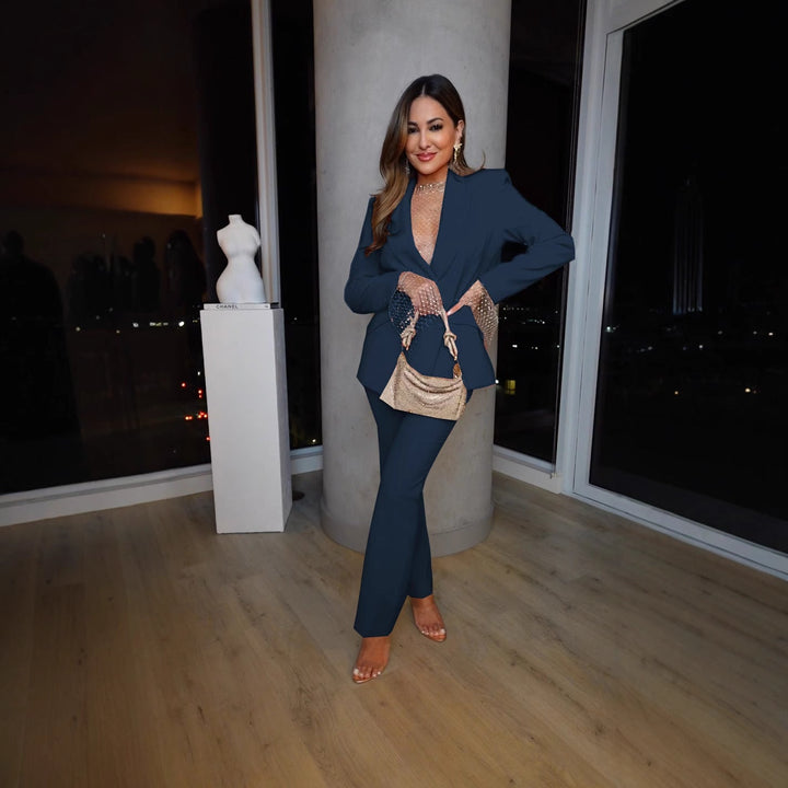 Eleganter Damen Blazer-Hosenanzug in Grau für Business-Look, mit tailliertem Schnitt und hochwertigen Stoffen.