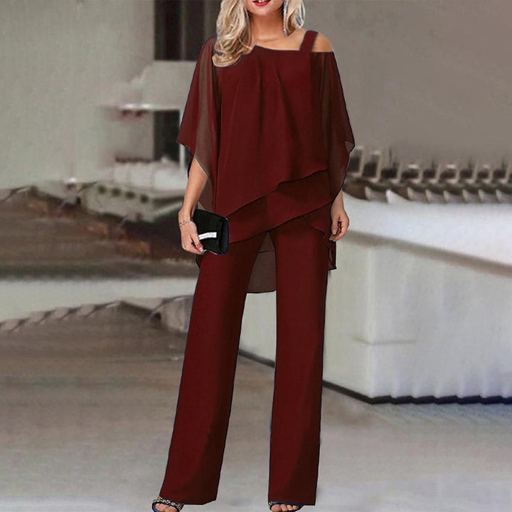 Eleganter Damen Jumpsuit mit Cold Shoulder Design, femininer Look, lange Hosen, ideal für besondere Anlässe.