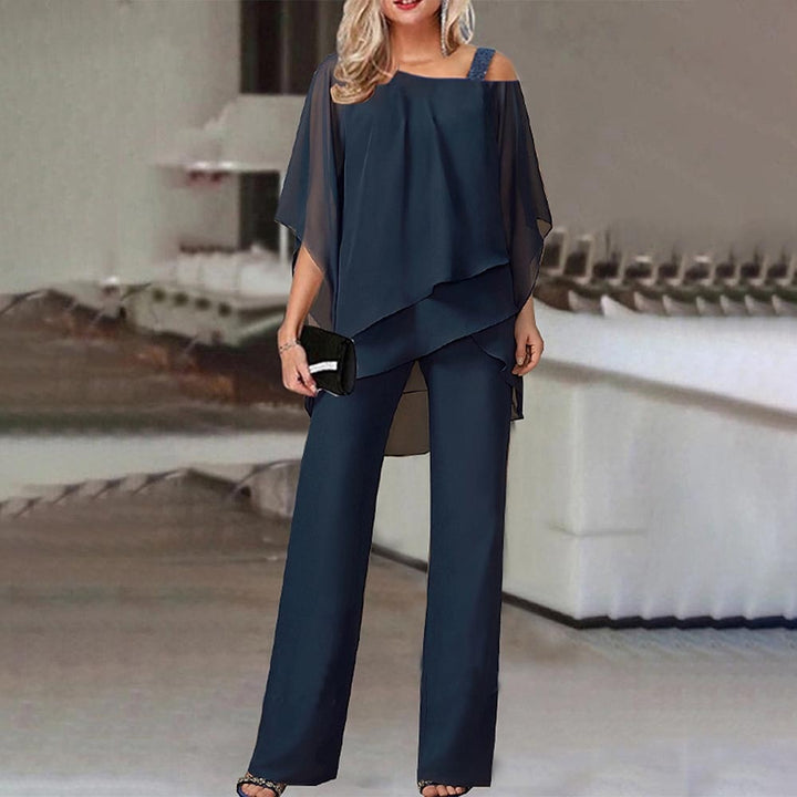 Eleganter Damen Jumpsuit mit Cold Shoulder Design, femininer Look, lange Hosen, ideal für besondere Anlässe.