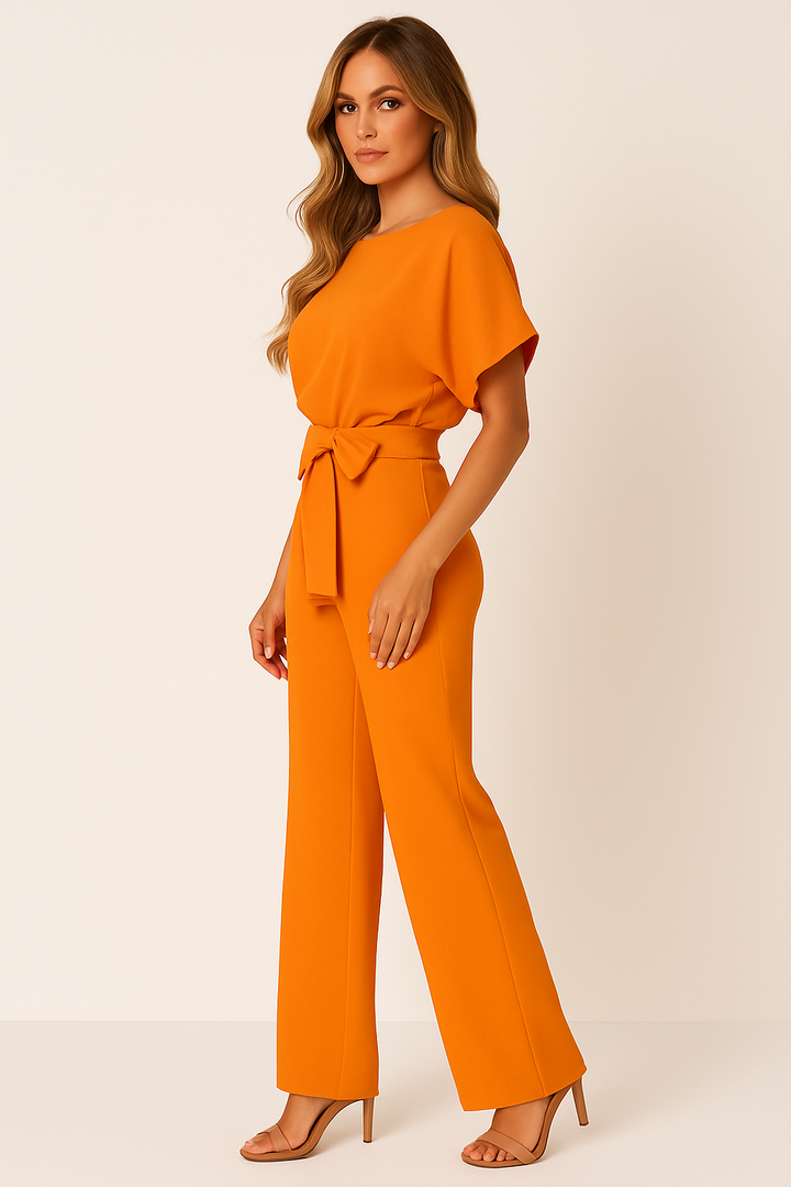 Eleganter Damen-Jumpsuit mit verstellbarem Krawatten-Gürtel und fließendem Stoff für stilvolle Anlässe und Freizeit.