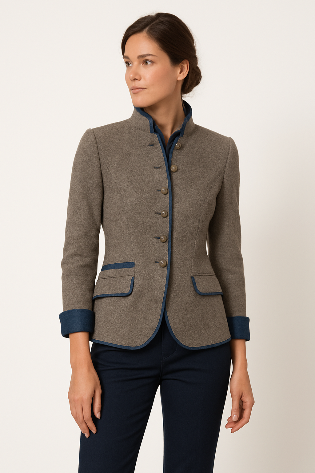 "Eleganter Damenblazer mit Stehkragen und taillierter Passform in zeitlosem Stil, modische Silhouette betont."