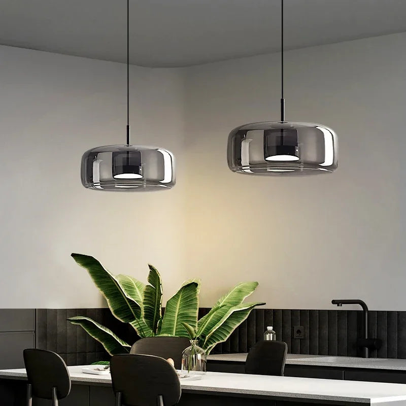"Eleganter Glas-Kuppel-Kronleuchter, dimmbare Deckenlampe; modernes Glasdesign, warmes Licht für Wohnzimmer."