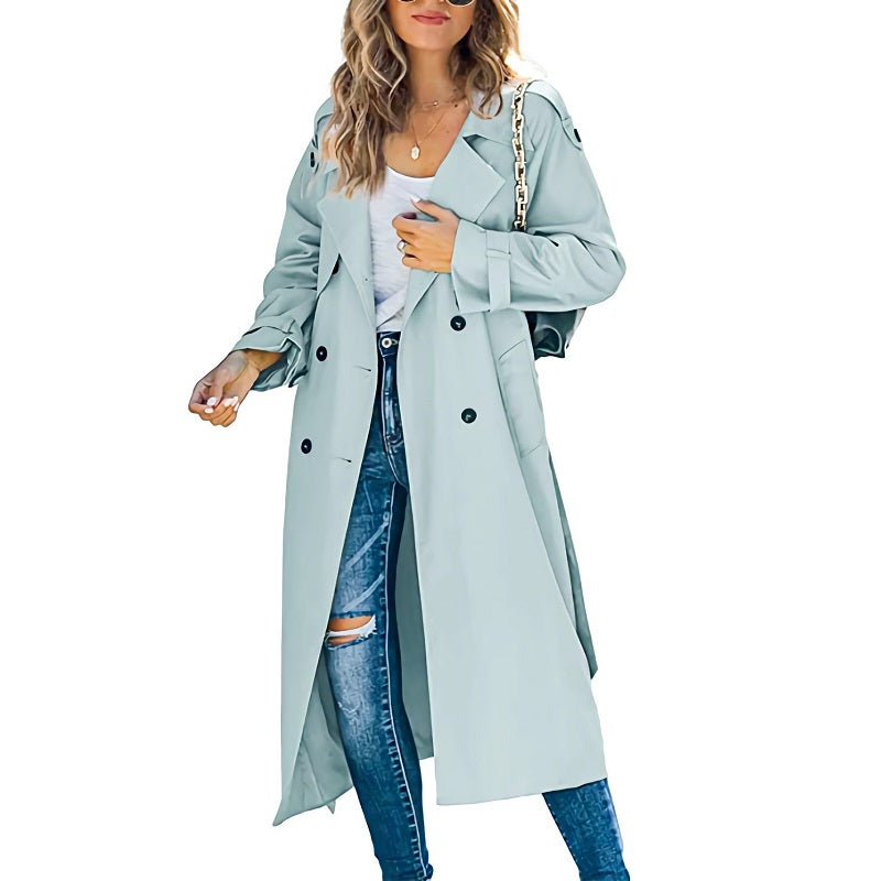 Eleganter grauer Langschaft-Trenchcoat für Damen mit klassischer Knopfleiste und figurschmeichelnder Silhouette.