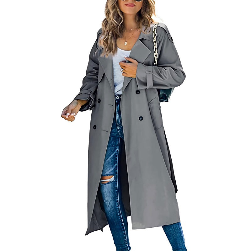 Eleganter grauer Langschaft-Trenchcoat für Damen mit klassischer Knopfleiste und figurschmeichelnder Silhouette.