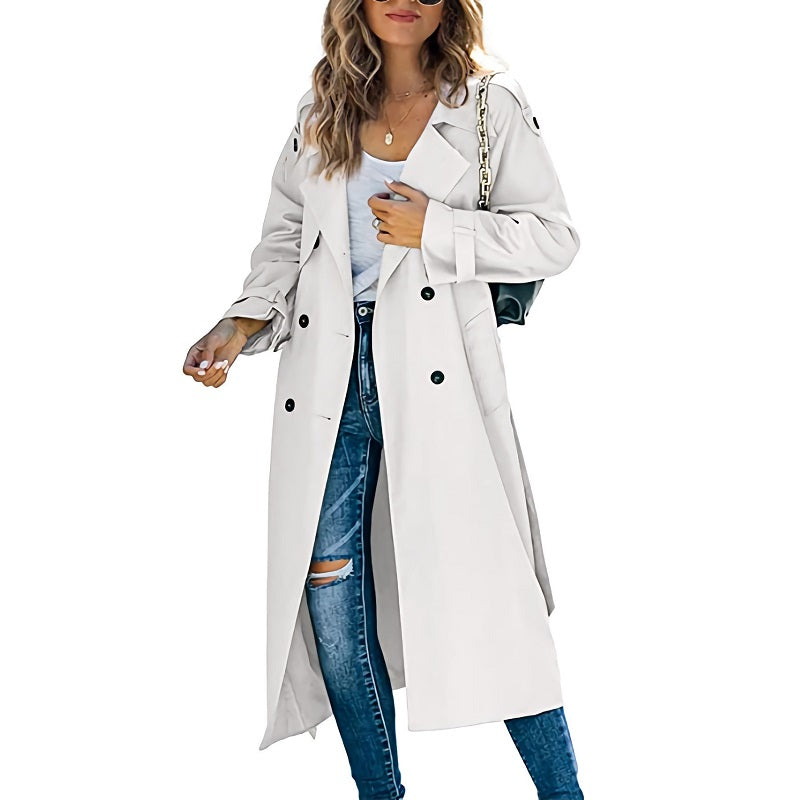 Eleganter grauer Langschaft-Trenchcoat für Damen mit klassischer Knopfleiste und figurschmeichelnder Silhouette.