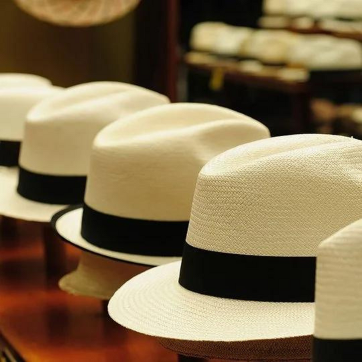 "Eleganter, handgefertigter Herren Panama Sonnenhut in Beige, atmungsaktiv mit breitem Rand für stilvollen Sonnenschutz."