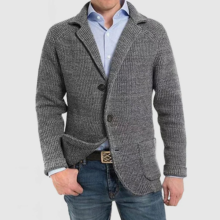 "Eleganter Herren-Blazer: zeitloses Design, flexibler Schnitt, in Dunkelblau mit Knopfverschluss und praktischen Taschen."