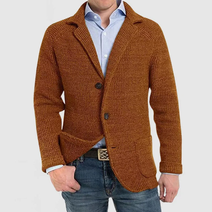 "Eleganter Herren-Blazer: zeitloses Design, flexibler Schnitt, in Dunkelblau mit Knopfverschluss und praktischen Taschen."