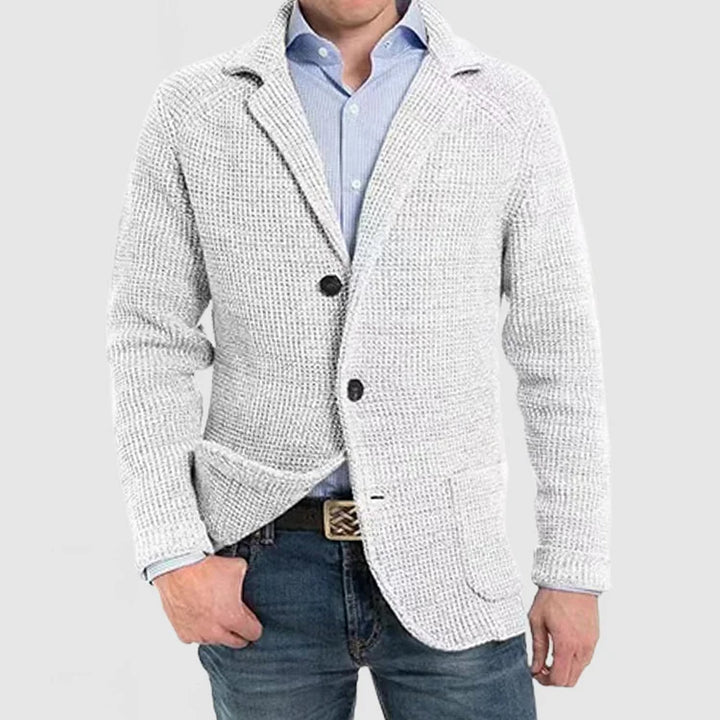"Eleganter Herren-Blazer: zeitloses Design, flexibler Schnitt, in Dunkelblau mit Knopfverschluss und praktischen Taschen."