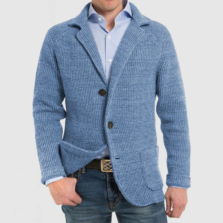 "Eleganter Herren-Blazer: zeitloses Design, flexibler Schnitt, in Dunkelblau mit Knopfverschluss und praktischen Taschen."