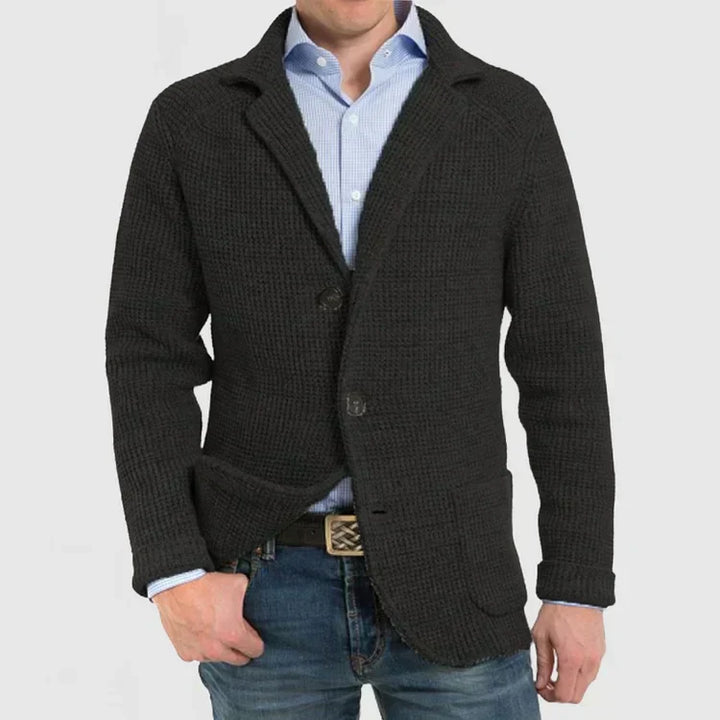 "Eleganter Herren-Blazer: zeitloses Design, flexibler Schnitt, in Dunkelblau mit Knopfverschluss und praktischen Taschen."