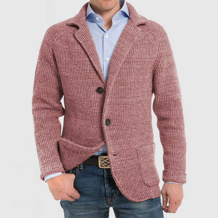"Eleganter Herren-Blazer: zeitloses Design, flexibler Schnitt, in Dunkelblau mit Knopfverschluss und praktischen Taschen."