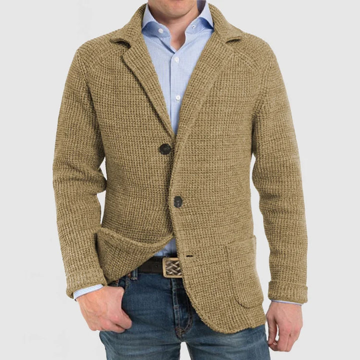 "Eleganter Herren-Blazer: zeitloses Design, flexibler Schnitt, in Dunkelblau mit Knopfverschluss und praktischen Taschen."