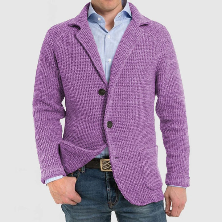 "Eleganter Herren-Blazer: zeitloses Design, flexibler Schnitt, in Dunkelblau mit Knopfverschluss und praktischen Taschen."