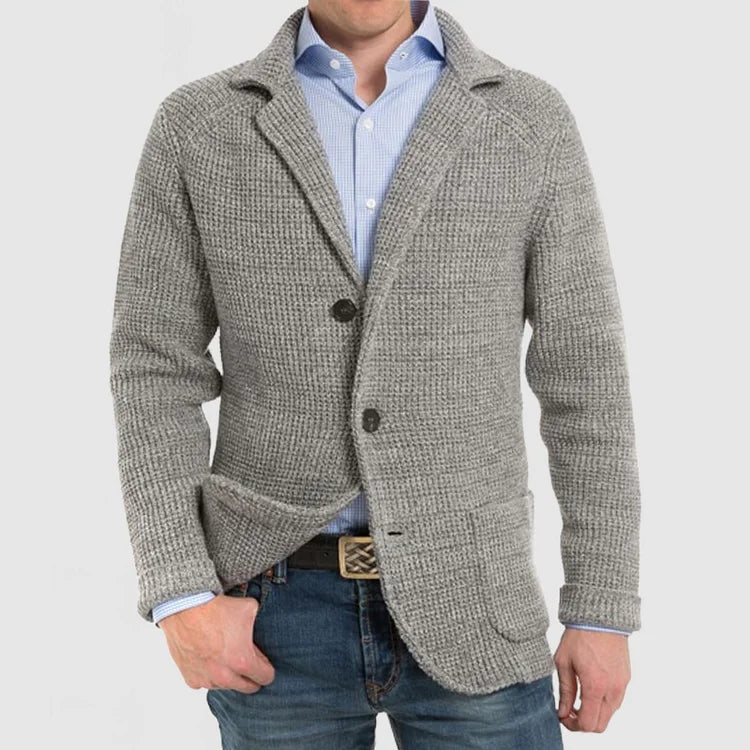 "Eleganter Herren-Blazer: zeitloses Design, flexibler Schnitt, in Dunkelblau mit Knopfverschluss und praktischen Taschen."
