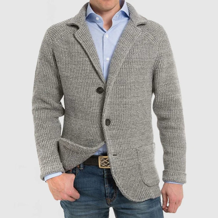 "Eleganter Herren-Blazer: zeitloses Design, flexibler Schnitt, in Dunkelblau mit Knopfverschluss und praktischen Taschen."