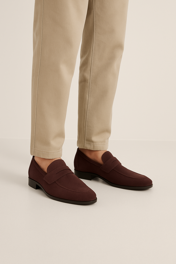 "Eleganter Herren Wildleder-Loafer in Braun, mit flacher Sohle und Penny-Detail, Seitenansicht für stilvolle Auftritte."
