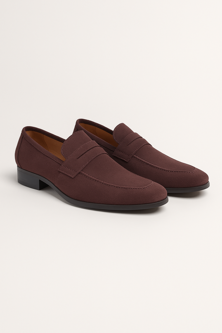 "Eleganter Herren Wildleder-Loafer in Braun, mit flacher Sohle und Penny-Detail, Seitenansicht für stilvolle Auftritte."