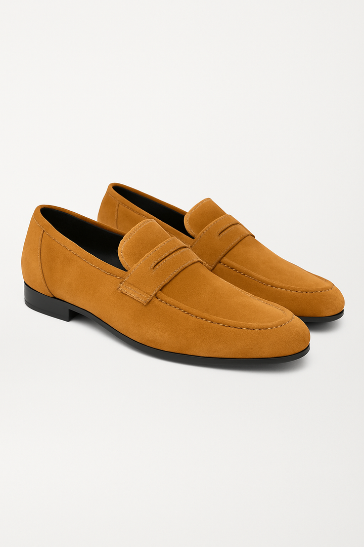 "Eleganter Herren Wildleder-Loafer in Braun, mit flacher Sohle und Penny-Detail, Seitenansicht für stilvolle Auftritte."